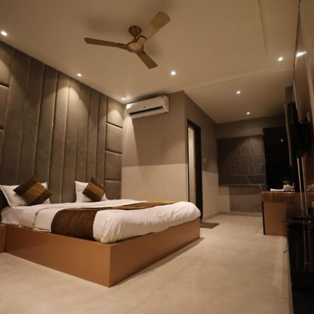 Hotel Maya Crystal Juhi Bari المظهر الخارجي الصورة