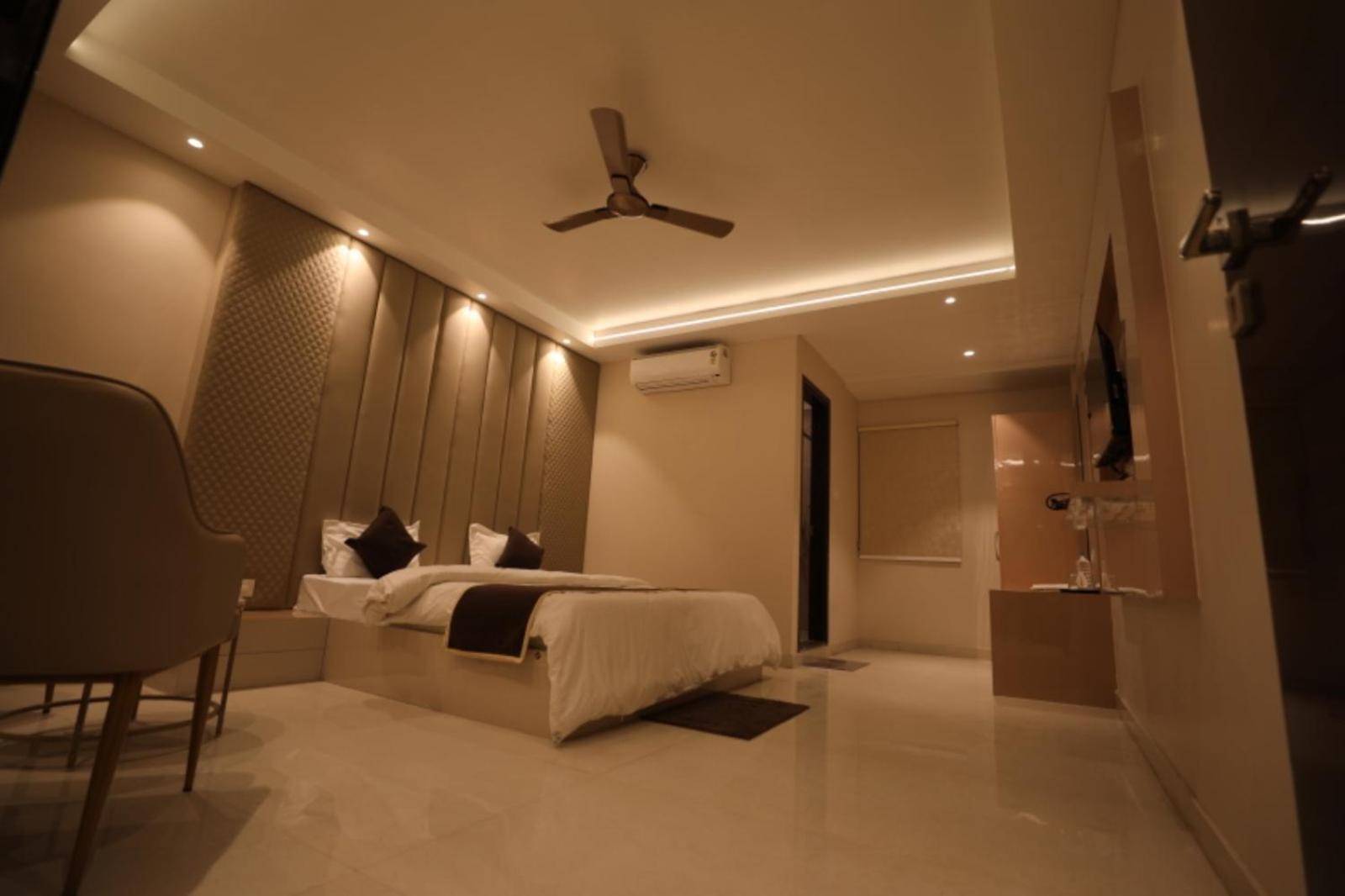 Hotel Maya Crystal Juhi Bari المظهر الخارجي الصورة
