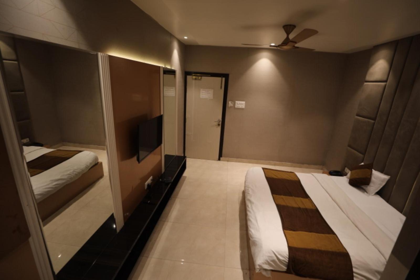 Hotel Maya Crystal Juhi Bari المظهر الخارجي الصورة