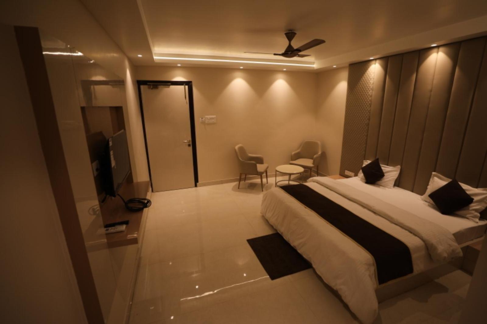 Hotel Maya Crystal Juhi Bari المظهر الخارجي الصورة