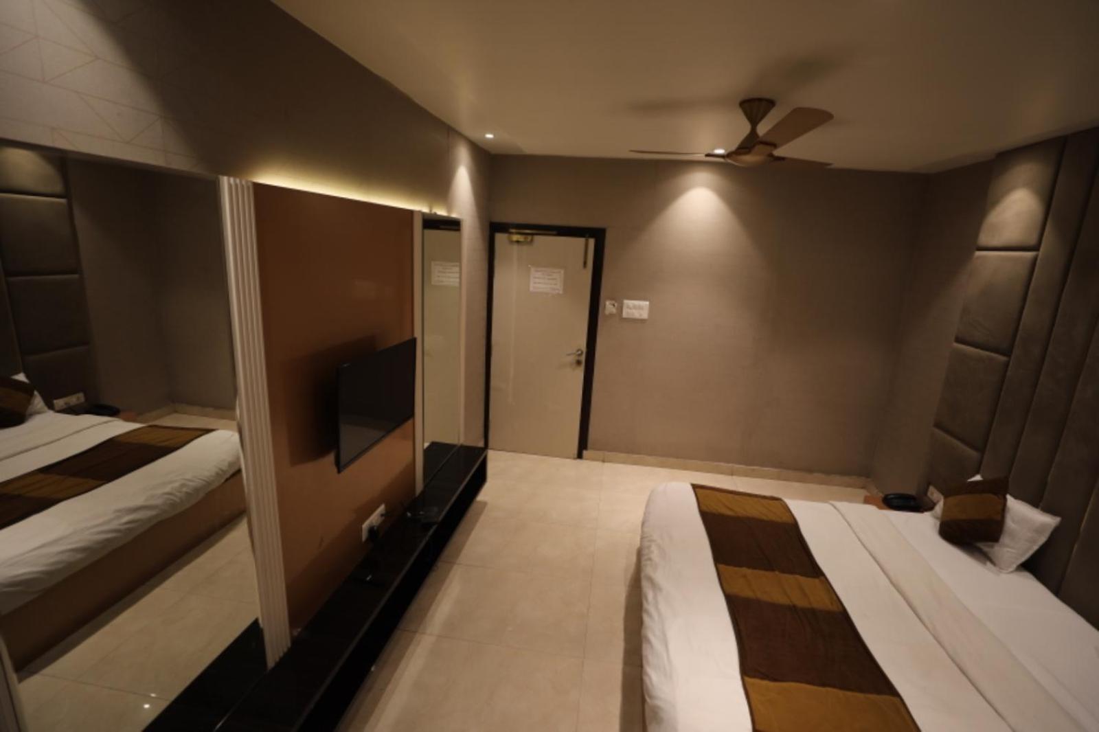 Hotel Maya Crystal Juhi Bari المظهر الخارجي الصورة