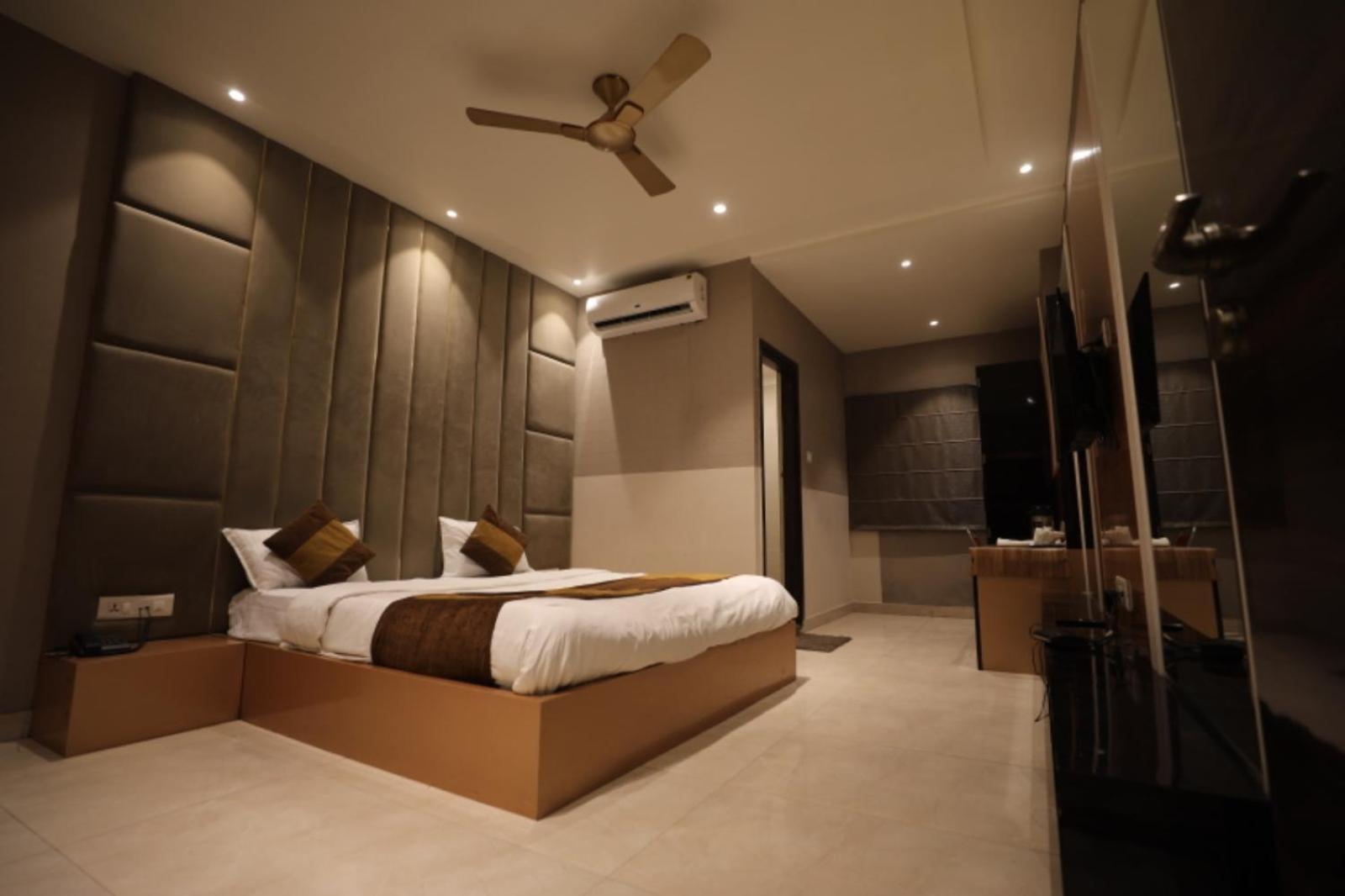 Hotel Maya Crystal Juhi Bari المظهر الخارجي الصورة